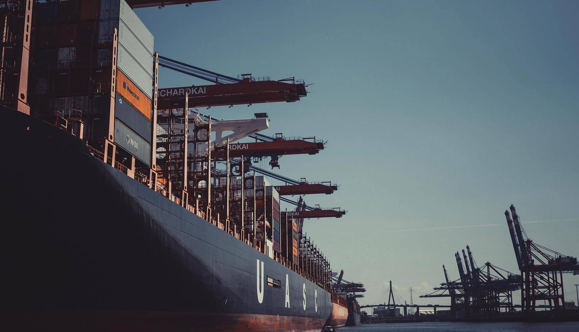 Falta de caminhões causa congestionamento  de navios em portos dos Estados Unidos