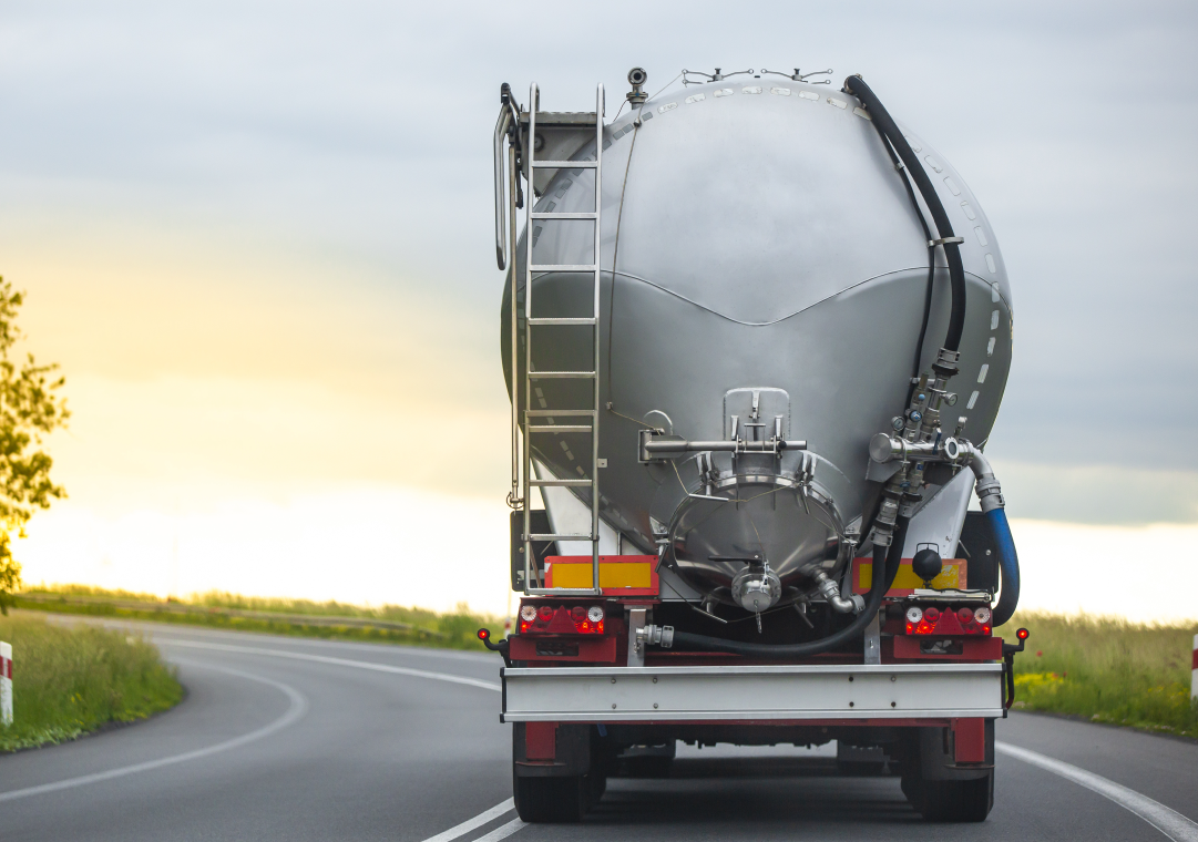 Transporte de cargas perigosas: regulamentação, riscos e cuidados necessários