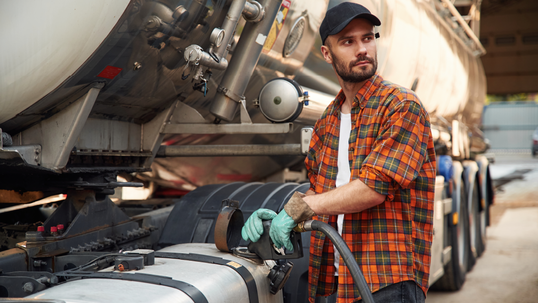 Entenda por que o mundo não consegue produzir diesel suficiente